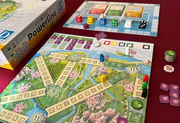 Spielbrett, Figuren, Kärtchen und Verpackung auf Tisch