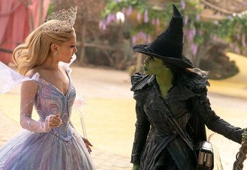 Szene aus dem Film Wicked 2, Eine Prinzessin und eine grüne Hexe reden miteinander