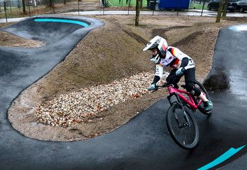 Junge fährt mit dem Bike auf der Pumptrack in Lichtenbroich