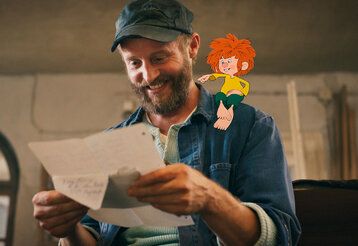 Szene aus dem Film Pumuckl und das große Missverständnis, Meister Eder liest einen Brief und Pumuckl sitzt auf seiner Schulder