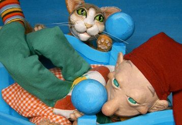 Kasper liegt mit Katze im Bett