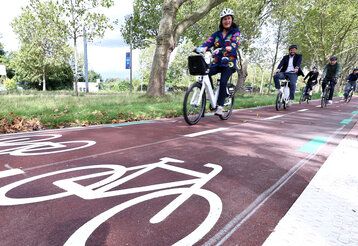 Radfahrer:innen fahren auf der Radleitroute Düsseldorf