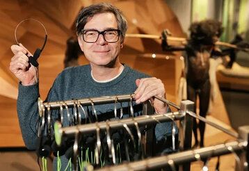 Ralph Caspers mit Headsets im Neanderthal Museum