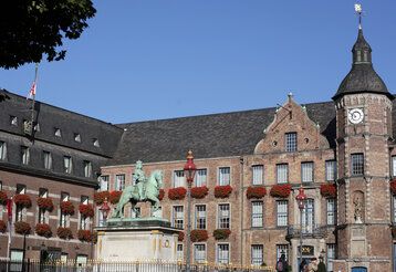 Marktplatz mit Jan Wellem-Denkmal und Rathaus Düsseldorf