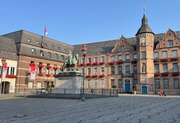 Marktplatz mit Jan Wellem-Denkmal und Rathaus Düsseldorf