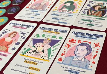 Spielkarten und Buttons liegen auf Tisch