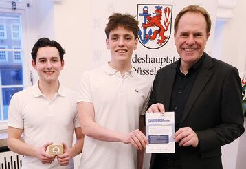 Gruppenbild Oberbürgermeister Stephan Keller mit zwei Schülern des Max-Planck-Gymnasiums
