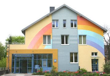 Regenbogenland Haus von vorne
