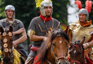 Als Römer verkleidete Männer auf Pferden beim Limesfest in Xanten