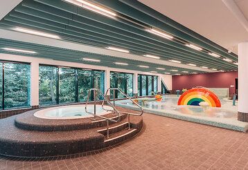 Innenraumdes schwimmbades Rheinblick 741