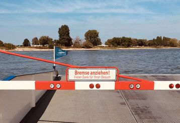 Rheinfähre in Richtung Meerbusch