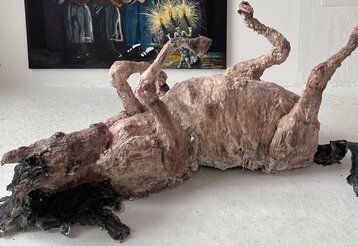 Skulptur eines liegenden Pferdes in einem Atelier der Kunstakademie Düsseldorf