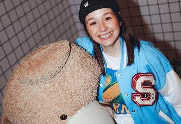 Sängerin Senta mit Teddybär