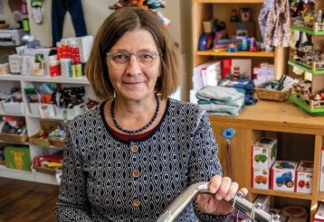 Porträt von Sandra Hauck in ihrem Geschäft Purzel-Baum