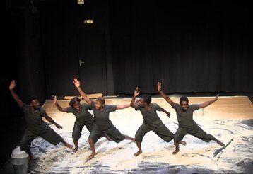 Kininso Koncepts Productions auf der Bühne.