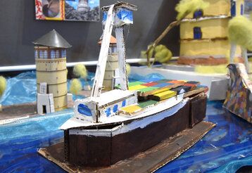 Schiff aus Pappe gebastelt