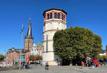 Burgplatz mit Schlossturm im Sonnenlicht