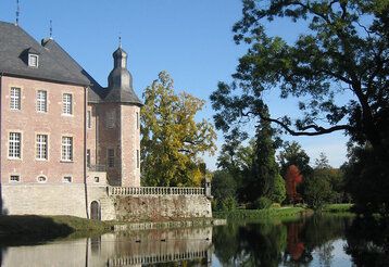 Schloss Dyck mit Weiher im Herbst