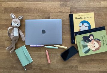 Schreibtisch mit Laptop und Spielsachen