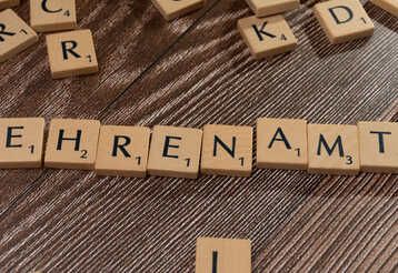 Schriftzug Ehrenamt aus Scrabble-Buchstaben
