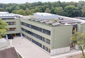Schulcampus Vennhauser Allee von oben, begrünte Dächer auf dem Schulgebäude