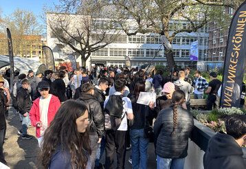 Schulhof mit Schülern