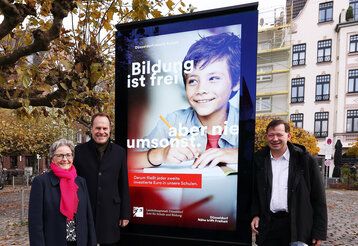 Oberbürgermeister Dr. Stephan Keller (Mitte), Stadtdirektor Burkhard Hintzsche und Dagmar Wandt, Leiterin des Amtes für Schule und Bildung, gaben den Startschuss für eine neue stadtweite Schulkampagne.