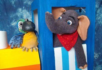 Olifant und Papagei in Lokomotive