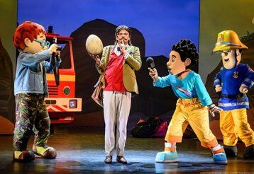 Feuerwehrmann Sam und sein Team auf der Bühne.