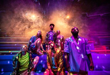 Tänzer und Schauspieler des Tanz- und Theaterspektakels „Time to Shine“
