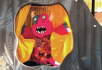 Ein lustiges Monster reißt einen Vorhang auf, Aufführung von So oder so oder so Monster