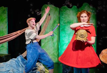ein Schauspieler und eine Schauspielerin spielen auf der Bühne das Stück „Der Sommer(nachts)traum“