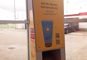 Ein Sonnencremespender auf einer Sportanlage