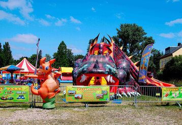 Sperlichs Spielpark mit verschiedenen Hüpfburgen und Karussellen