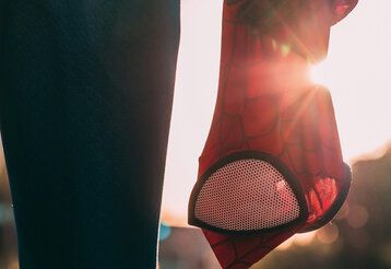 Spiderman-Maske vor Sonnenuntergang