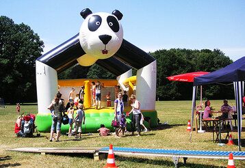 Hüpfburg mit Panda-Kopf im Krefelder Stadtwald