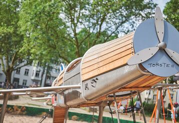 Auf dem Spielplatz auf dem Hermannplatz gibt es ein Spielgerät in Form eines Flugzeugs