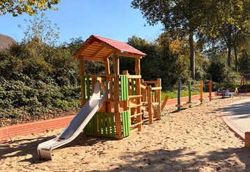 Rutschbahn und Sandkasten des Spielplatzes Limburgstraße in Düsseldorf