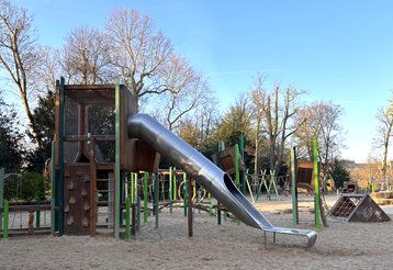 Die Rutsche auf dem Spielplatz im Hofgarten