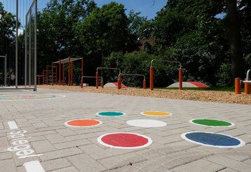 Auf dem Gelände entstand ein neues 20 mal 13 Meter großes Mini-Fußballfeld, das mit einem Ballfangzaun aus Stahlseilen auf Schallemission optimiert ist