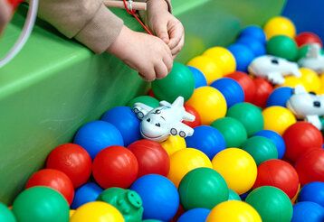 Spielzeug-Flugzeuge angeln im Bällebad