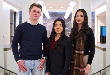 Das Sprecher*innen-Team des neuen Jugendrats: Le Minh Chau Truong (mitte) wurde zu Sprecherin gewählt, Lasse Pelz (links) ist 1. Stellvertreter und Ouissal Zaghdoud (rechts) die 2. Stellvertreterin