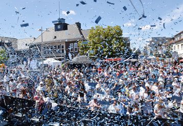 Stadtfest in Monheim, viele Papierschnipsel fliegen durch die Gegend, sommerliche Stimmung