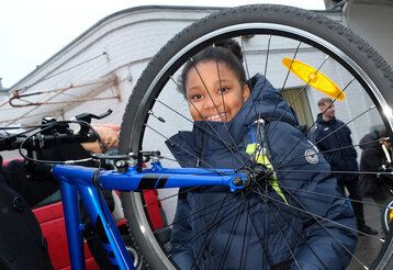 Terra von der GGS Helmholtzstraße freute sich riesig über ihr neues Fahrrad