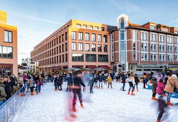 Schlittschuhbahn in Monheim mit Eisläufern