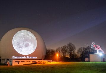 Sternwarte Bochum bei Nacht