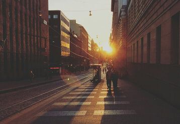 Straßenschlucht mit untergehender Sonne