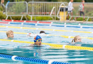 Kinder schwimmen im Löricker Freibad, Wettkampf