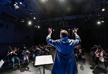 ein Dirigent dirigiert ein Orchester