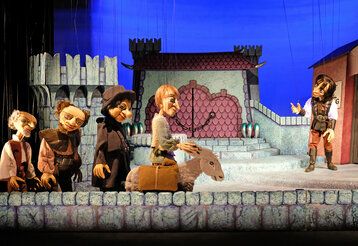 Szene aus dem Theaterstück Der Drache, mit Marionetten aufgeführt